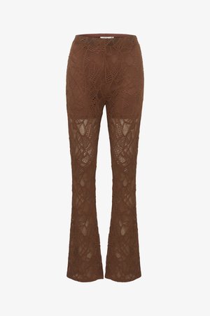 Pantalones de encaje marrones con campana que presentan un detallado patrón floral y un acabado texturizado, con una cinturilla elástica para mayor comodidad.