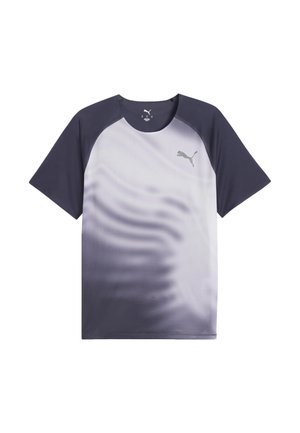 Kortærmet sportst-shirt med mørkeærmer og en lysegrå front med et gradientmønster og Puma-logo på brystet.