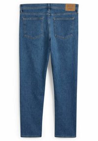 Vaqueros de mezclilla azul oscuro con un diseño de pierna recta, que cuentan con dos bolsillos traseros y una etiqueta beige en la cintura. Textura suave y corte clásico.
