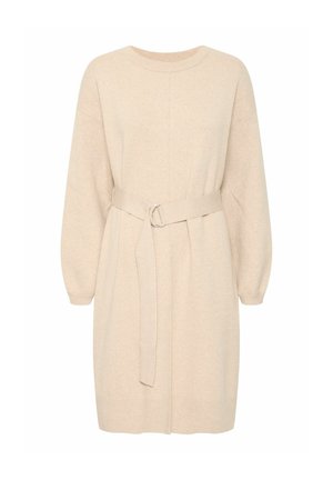Beiges, mit einem Gürtel versehenes Kleid aus weichem Strickstoff. Es hat einen runden Ausschnitt, abfallende Schultern und lange Ärmel mit gerippten Bündchen.