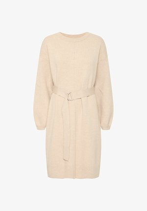 Puha kötött anyagból készült bézs öves ruha. Kerek nyakkivágással, leengedett vállakkal és hosszan elérő ujjakon bordázott mandzsettával rendelkezik.