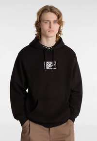 Svart bomulls-hoodie med en vit grafisk logotyp på framsidan, kenguruficka, huva med dragsko samt ribbade muddar och fåll.