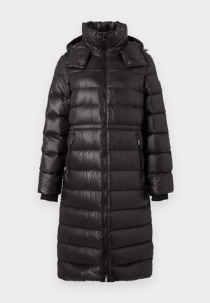 Casaco puffer preto longo, acolchoado, com colarinho alto, fecho frontal, bolsos laterais com zíper e capuz destacável, projetado para clima frio.