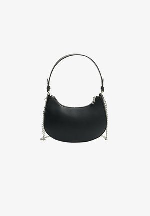 Schwarze Lederhandtasche mit einer geschwungenen Silhouette, einem kurzen verstellbaren Tragegurt und einer Kettenakzentuierung. Verfügt über einen Reißverschluss und eine glatte Textur.