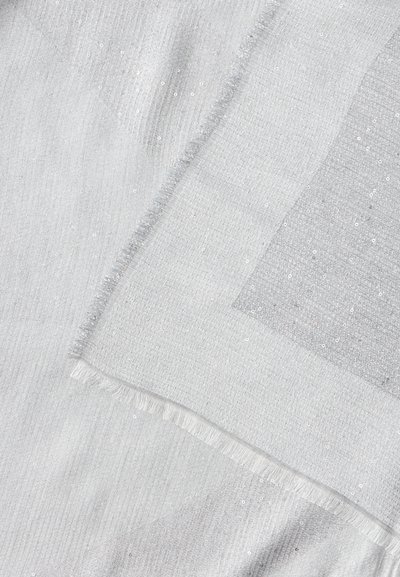 Tissu gris clair doux avec de petits sequins brillants dispersés, montrant un coin plié avec des bords frangés.