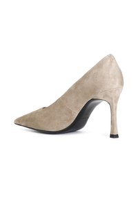Décolleté in suede beige con punta affilata, schiena curvata e un sottile tacco a stiletto nero. Texture liscia con dettagli minimi.