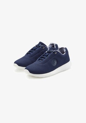 Dunkelblaue Netzsneaker mit weißen Gummisohlen, runder Zehenform, Schnürdesign und gemusterter Innenauskleidung. Mit einem Logo akzentuiert.