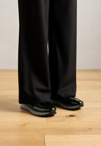 Unselected, schwarz