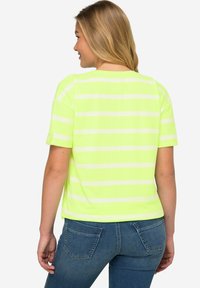 LAURASØN RINGEL RUNDHALS - Camiseta estampada - neon lemon