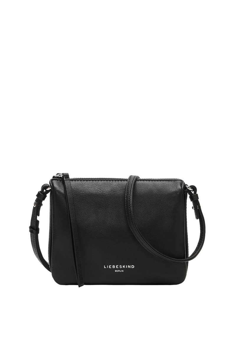 Borsa a tracolla in pelle nera con forma rettangolare, chiusura a zip e tracolla regolabile. Presenta il logo bianco del marchio sul davanti.