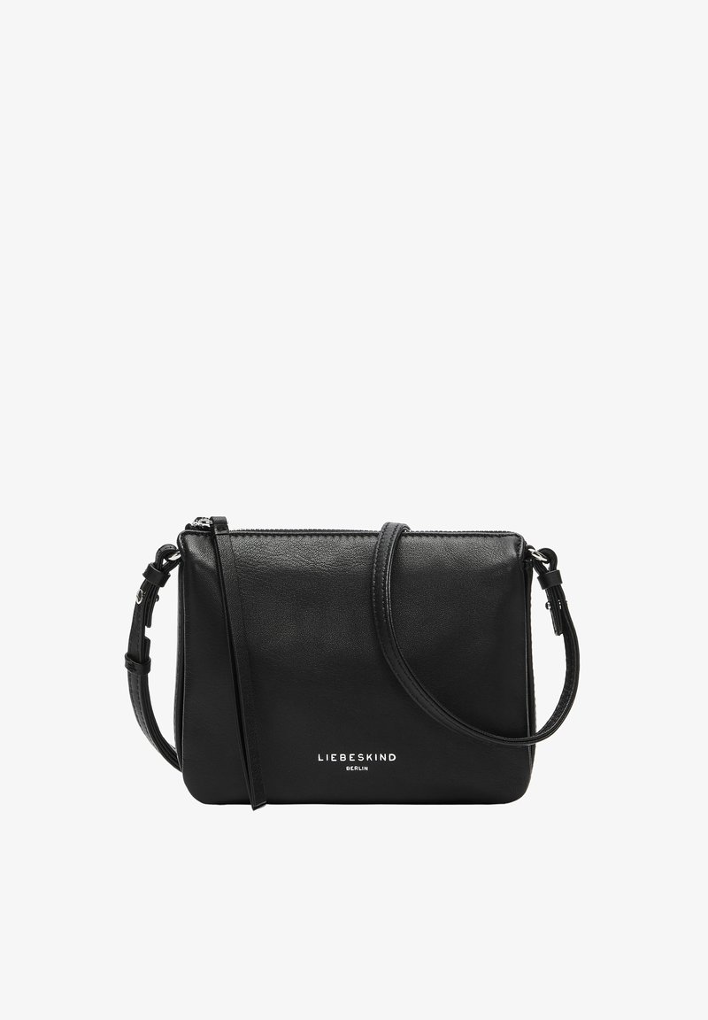Bolso bandolera de cuero negro con forma rectangular, cierre de cremallera y correa ajustable. Presenta el logotipo blanco de la marca en la parte frontal.