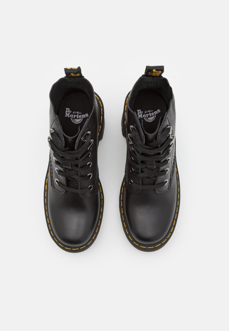 Schwarze Leder-Ankle-Boots mit runder Zehenpartie, Schnürdesign und gelben Nähten. Merkmale sind strukturierte Zungen und ein gepolsterter Kragen für zusätzlichen Komfort.