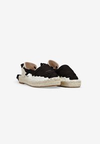 Sandali espadrilles in tessuto nero con suole in juta intrecciata e rivestimento di colore chiaro, dotati di fasce sovrapposte e attorcigliate sul davanti.