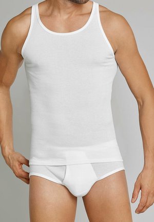 Weißes, geripptes Tanktop mit rundem Ausschnitt, kombiniert mit weißen, figurbetonten Slips. Beide Teile sind aus einem glatten, leichten Material gefertigt.