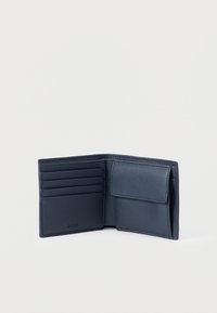 Portafoglio in pelle blu navy con slot multipli per carte, scomparto per banconote e finitura testurizzata. Logo "BOSS" impresso sulla parte anteriore.