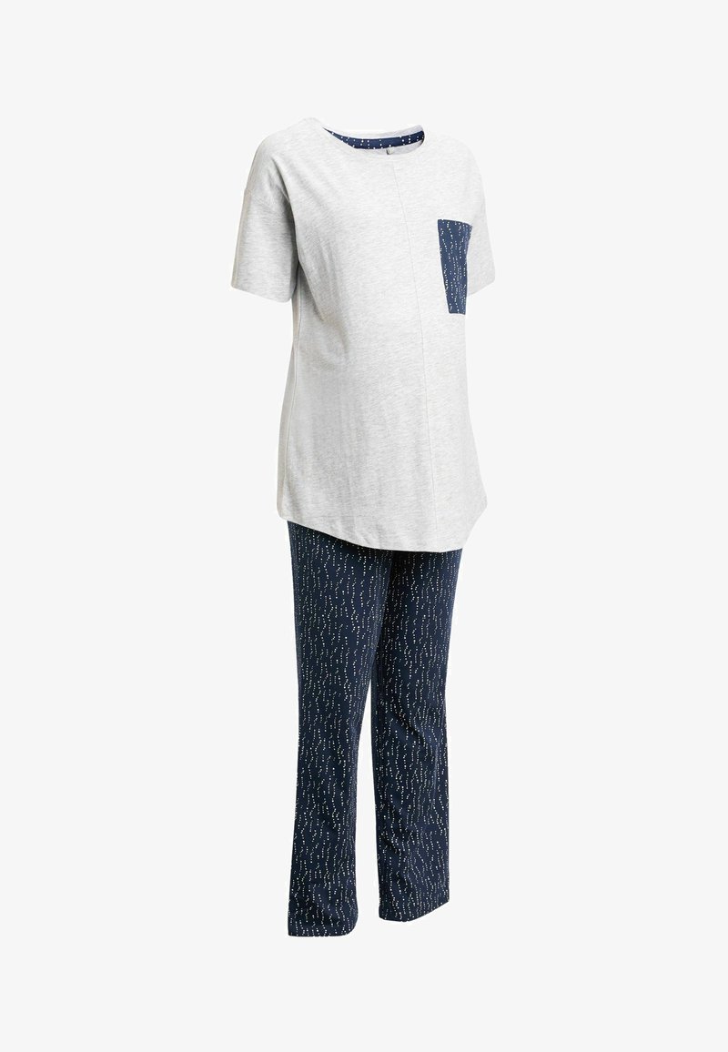 Ensemble de pyjama de maternité. Haut gris à manches courtes avec une poche bleu marine. Pantalon bleu marine avec un motif abstrait blanc. Tissu en coton, coupe décontractée.