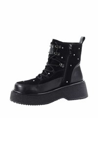 Czarne botki za kostkę wykonane z zamszu i skóry syntetycznej, z grubą podeszwą platformową, bocznym zamkiem błyskawicznym, wiązanym przodem i detalami w postaci ćwieków.