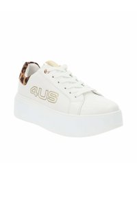 Baskets plates blanches avec un dessus en cuir lisse, présentant un accent en imprimé léopard au talon et un logo doré sur le côté.