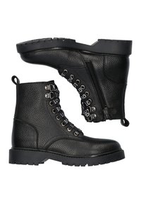 Zwarte leren enkellaarsjes met een gestructureerd oppervlak, metalen oogjes en een chunky rubberen zool. Voorzien van een zijrits en een lus voor gemakkelijker aan- en uittrekken.