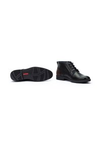 Botas de cuero negras hasta el tobillo con una textura suave, punta redondeada y diseño con cordones. Presenta un tacón marrón en contraste y una suela negra texturizada.