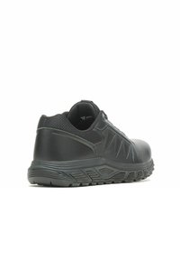 Czarne buty sportowe z gładką syntetyczną cholewką, akcentami z siateczki oraz wytrzymałą gumową podeszwą z textured grip pattern.