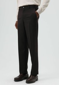 Donkerbruine op maat gemaakte broek met een gladde textuur, rechte pijp, zijzakken en een sluiting met een enkele knoop in de taille.