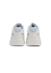 Bílé tenisky s hladkým koženým svrškem a světle modrými akcenty. Nízký střih s texturovanou gumovou podrážkou a perforovanými detaily.