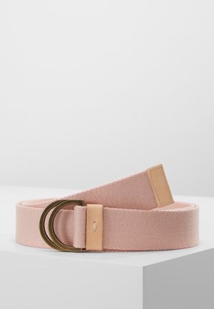 Cinturón de tela rosa claro con hebilla doble de anilla en D de metal y detalles de cuero beige, mostrado enrollado sobre una superficie blanca.