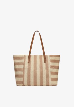 Bolso tote tejido a rayas en beige y marrón claro con dos asas largas de cuero marrón.
