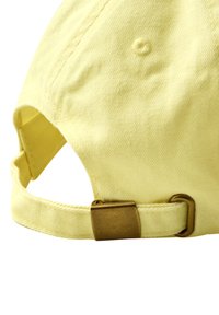 Dos d'une casquette de baseball en coton jaune avec une sangle réglable et une boucle en métal laiton sur fond blanc.
