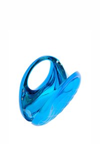 Jasně modrá, průhledná plastová taška s kulatou rukojetí a zakřiveným tvarem. Má texturovaný povrch s prošívaným vzorem na jedné straně.