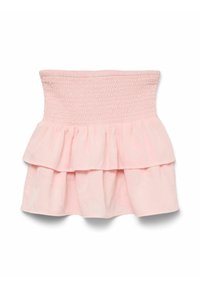Top peplum rosa sin tirantes, hecho de una tela suave con un cuerpo fruncido y dos capas con volantes en el dobladillo.