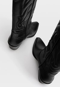 Stradivarius Kovbojské/motorkářské kozačky - black