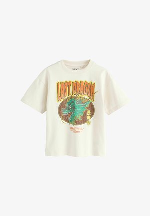 Cremefarbenes Baumwoll-T-Shirt mit einem grafischen Druck eines grünen Drachen und dem Text "LETZTER DRACHE" in fettem Orange, mit lässiger Passform und kurzen Ärmeln.