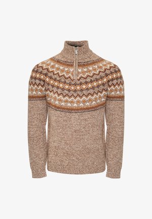Bruine zip-nek trui met een gestructureerd breipatroon, een geborduurde schouder met zigzag- en diamantmotieven in oranje en crème, lange mouwen.