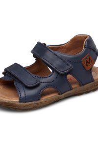 Navy kožené sandály s dvojitými suchými zipy, otevřenými stranami a lehce hnědou texturovanou stélkou. Výrazná hnědá nášivka s logem na boku.