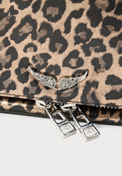 Πορτοφόλι με τύπωμα λεοπάρ σε υφή μπεζ και μαύρο συνθετικό υλικό, με ασημί διακοσμητικά φτερά και διπλά ασημένια φερμουάρ με ορθογώνιες λαβές.