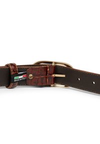 Cintura in pelle marrone con un accento a texture coccodrillo e una fibbia dorata. Presenta un'etichetta verde, bianca e rossa con la scritta "MADE IN ITALY."