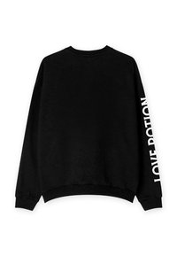 Črna pulover s krožnim ovratnikom, ribastimi zapestji in robom, ki na desnem rokavu vsebuje napis "LOVE POTION" v beli barvi.