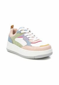 Sneaker multicolore con pelle bianca, dettagli in suede pastello nei toni di rosa, verde e blu, suola bianca spessa e cuciture evidenti.