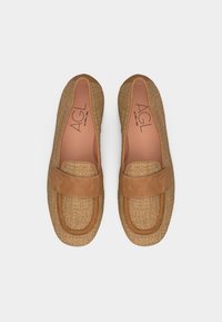 Ζευγάρι ταμπά υφαντών μοκασίνια με σουέτ επένδυση και λουράκι, επίπεδη σόλα και ροζ εσωτερικά πέλματα με την ετικέτα "AGL" σε λευκό φόντο.