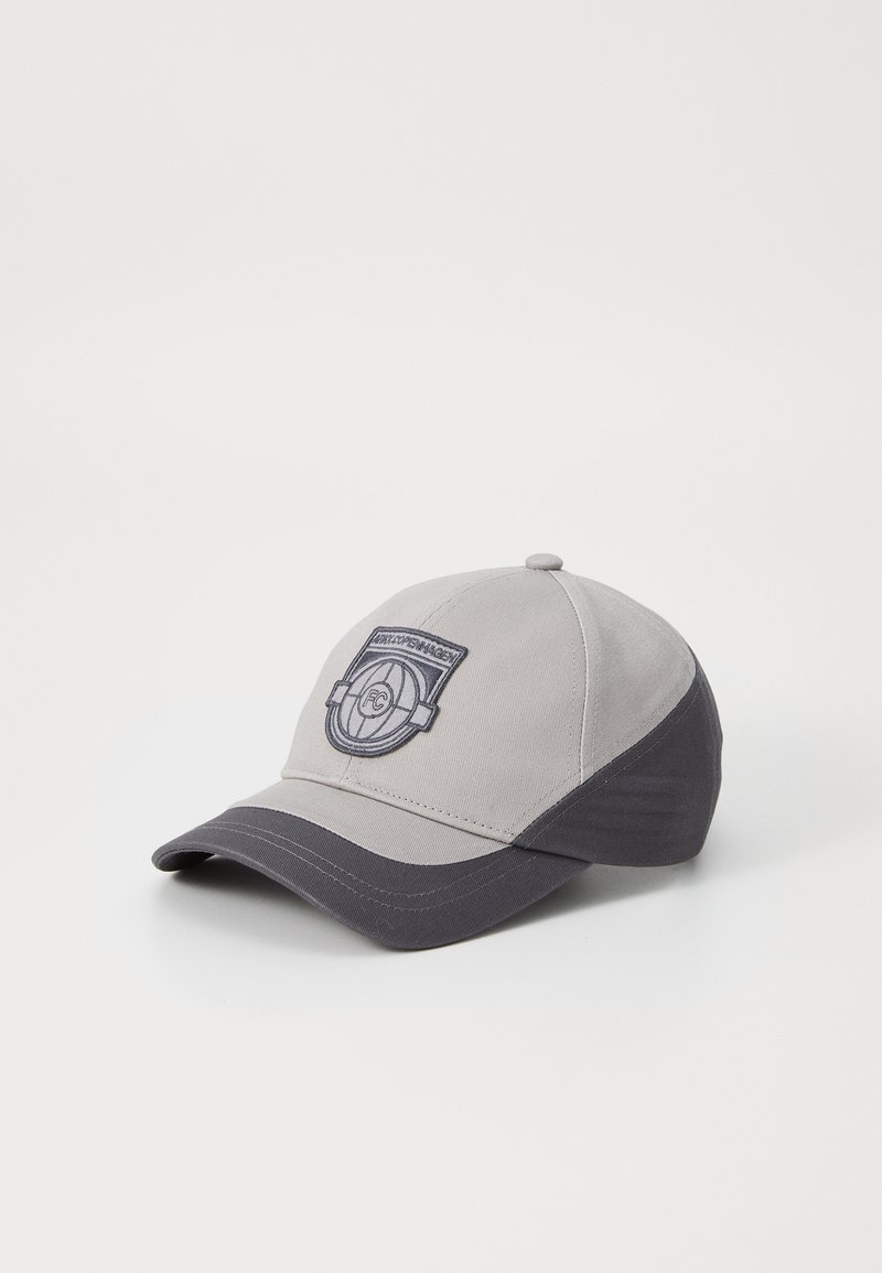 Grå baseball cap med en mørkere grå skygge, med en brodert logo foran. Laget av teksturert stoff, strukturert form.