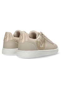 Baskets en cuir beige avec une finition brillante, semelle en caoutchouc blanche et surpiqûres dorées formant un logo sur le côté.