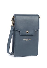 Borsa a spalla in pelle blu con chiusura a patta magnetica, hardware dorato e logo impresso "Lancaster Paris". Dotata di una tracolla rimovibile.