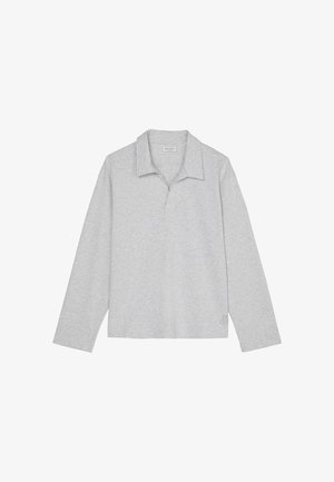 Polo de manga larga gris claro con una textura suave, un cuello clásico y un dobladillo recto. Diseño sencillo, sin patrones ni acentos.