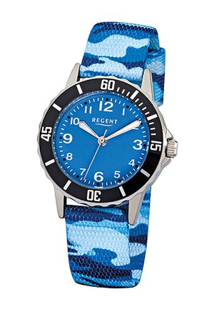 Montre analogique avec cadran bleu, chiffres blancs, lunette noire, boîtier argenté et bracelet en tissu à motif camouflage bleu.