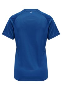 T-shirt de sport bleu à manches courtes vu de dos avec un petit logo blanc "XK" près de l'encolure et une texture de tissu lisse et unie.