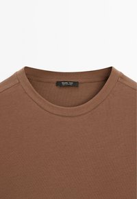 Massimo Dutti OVERSIZE WITH SEAM DETAIL - Jednoduché tričko - brown