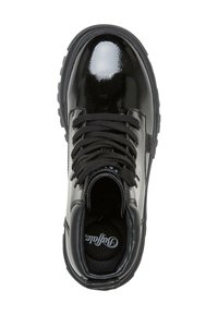 Baskets en cuir verni noir avec un design à lacets, un col rembourré, un bout rond et une semelle en caoutchouc texturé. Comprend un logo sur la semelle intérieure.