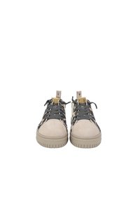 Beige suède sneakers met grijze veters, textuuraccenten aan de zijkanten en rubberen zolen. Voorzien van trekstaarten voor gemakkelijk aan- en uittrekken.